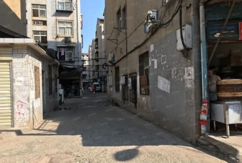 武汉 建设新村小巷，进去有很多